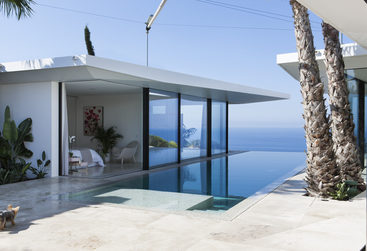 Die Immobilie unserer Kunden auf Mallorca ist ein wahrer Traum. Die Glasfronten zum Innenhof lassen sich komplett öffnen. Um ein harmonisches Bild zu schaffen sind Innen- und Außenbereich perfekt aufeinander abgestimmt. Es überzeugt die helle Farbwahl. Zur Umgebung passend wählten die Einrichtungsexperten von Seipp Wohnen helle Farben und Materialen. Das Farbkonzept - basierend auf den Farben jade, rose, koralle und türkis - zieht sich durch die komplette Immobilie.